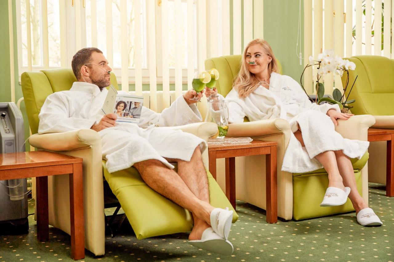 Spa Hotel Imperial Karlovy Vary Exterior photo A couple relaxing in a spa