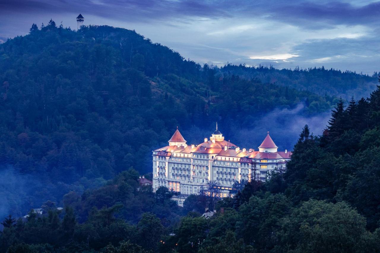 Spa Hotel Imperial Karlovy Vary Exterior photo The hotel at night